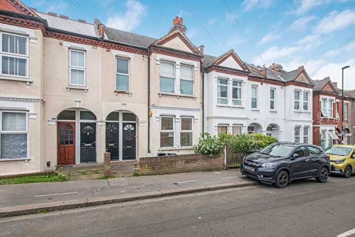 2 Bedroom Maisonette For Sale In Hythe Road, Thornton Heath, CR7