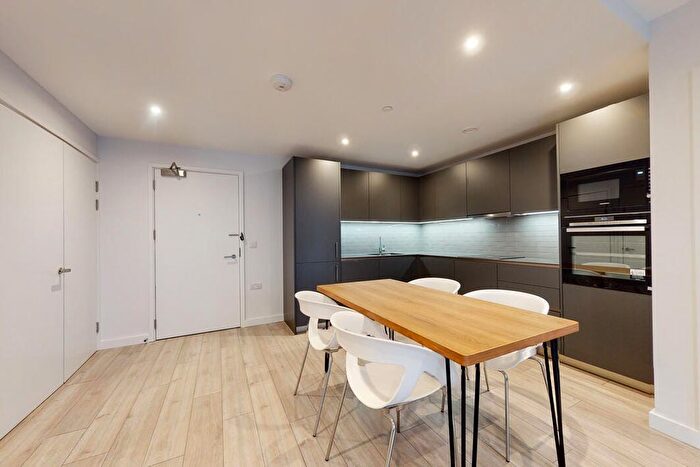 2 Bedroom Flat To Rent In New Lion Way, London, SE17