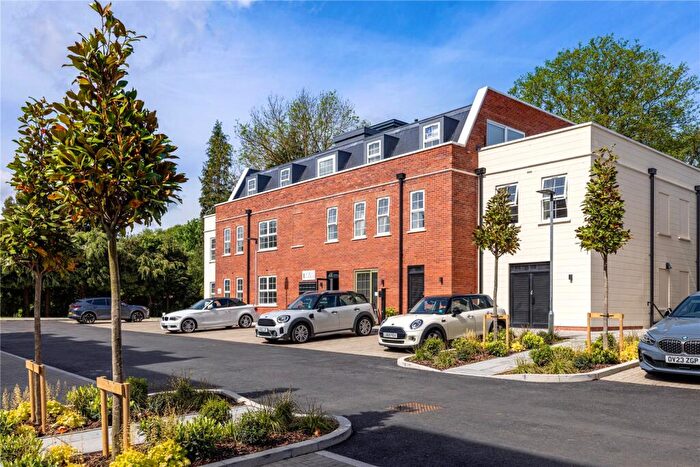 1 Bedroom Apartment For Sale In Riverside Gardens, Oatlands Drive, Weybridge, KT13