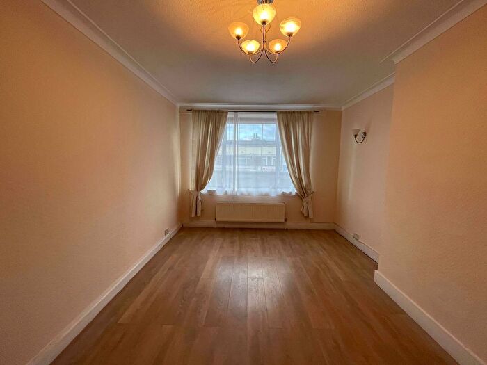 3 Bedroom Flat To Rent In Watling Avenue, Edgware, HA8