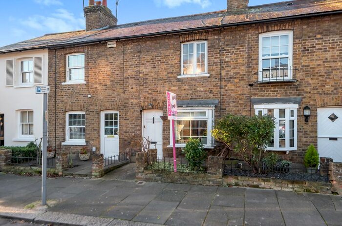 2 Bedroom Cottage To Rent In Nascott Wood, Watford, Hertfordshire, WD17