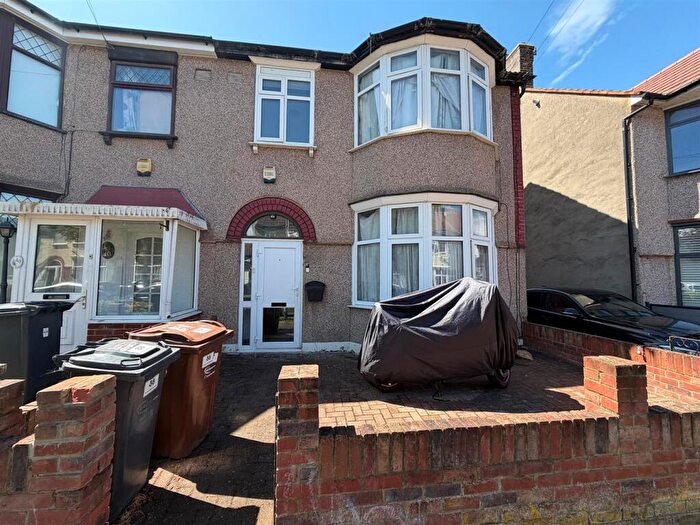 3 Bedroom End Of Terrace House To Rent In Neatherfield Gardens, Ilford, IG11