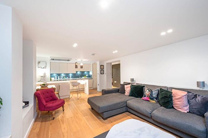3 Bedroom Flat For Sale In Belsize Avenue, Belsize Park, London, NW3