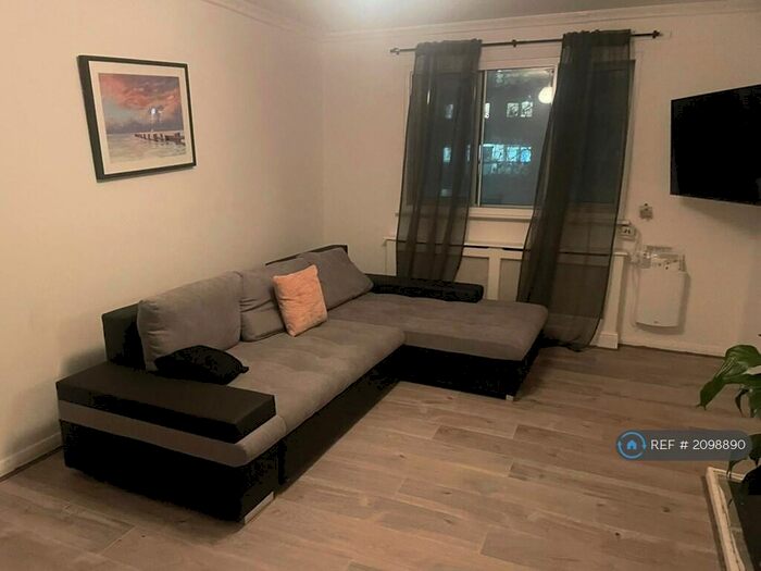 3 Bedroom Flat To Rent In Mickledore, London, NW1
