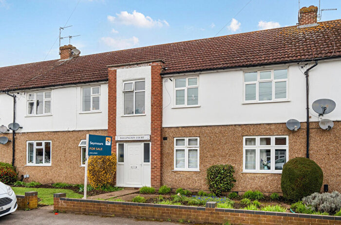 2 Bedroom Flat For Sale In Dallington Close, Hersham, Surrey, KT12