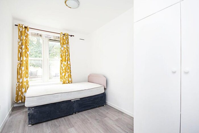 2 Bedroom Flat To Rent In Amhurst Road, Hackney, London, E8