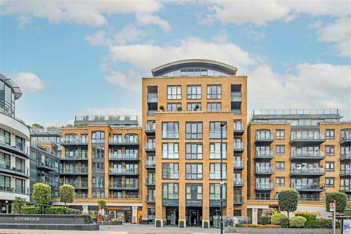3 Bedroom Flat To Rent In Kew Bridge Road, Brentford, TW8