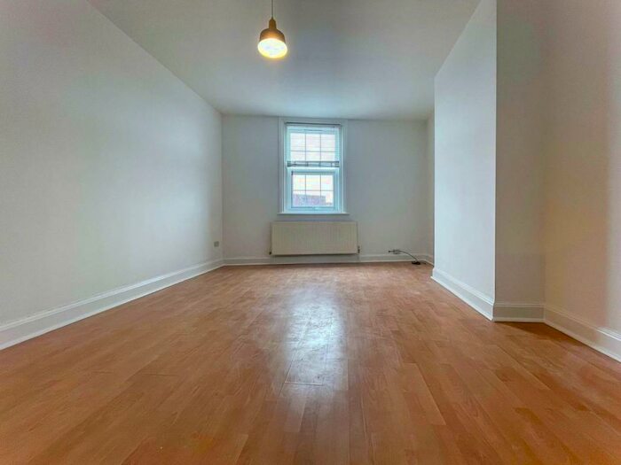 2 Bedroom Apartment To Rent In - Seabourne Road, Southbourne, Bournemouth, BH5