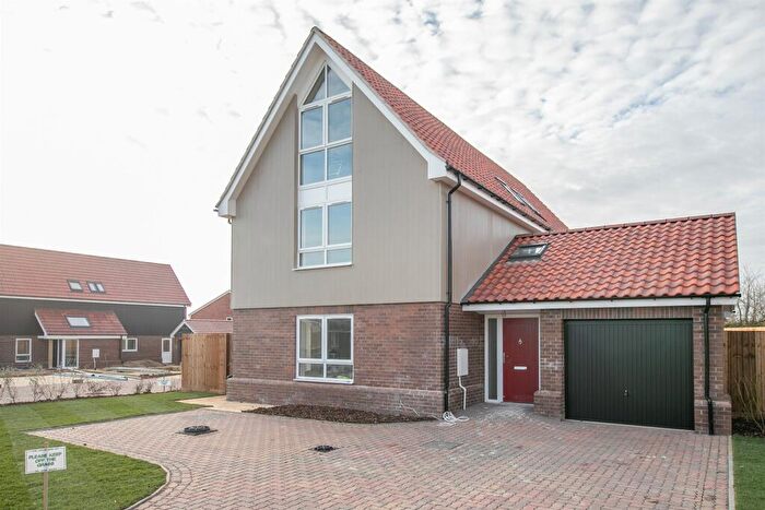 4 Bedroom Detached House For Sale In Spalding Way, Chelmondiston, Ipswich, IP9