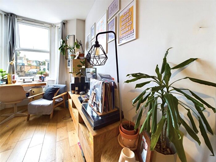 1 Bedroom Flat To Rent In Carisbrooke Road, Walthamstow, London, E17