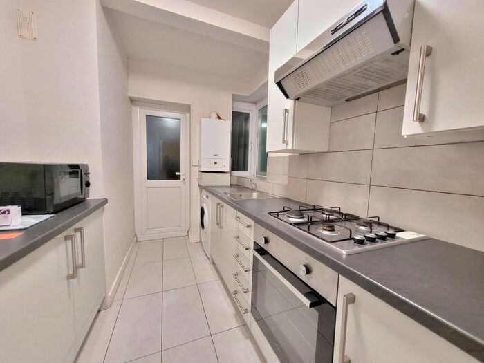 2 Bedroom Flat To Rent In Hadley Hall, Lynwood Grove, N21