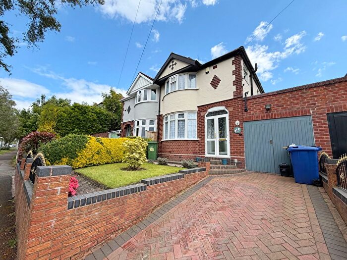 3 Bedroom Semi-Detached House For Sale In Kingswinford Road, Dudley, DY1