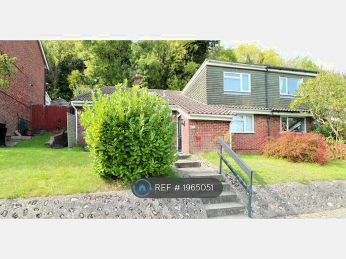 4 Bedroom Semi-Detached House To Rent In Hillingdale, Biggin Hill, Westerham, TN16