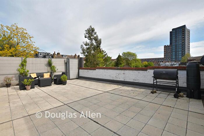 2 Bedroom Maisonette For Sale In Hoe Street, Walthamstow, E17