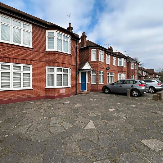 3 Bedroom Flat To Rent In North Circular Road, Palmers Green, N13