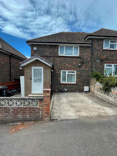 3 Bedroom Semi-Detached House To Rent In Manor Hill, Brighton, BN2