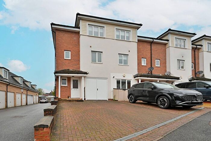 4 Bedroom End Of Terrace House For Sale In Observer Drive, Watford, WD18