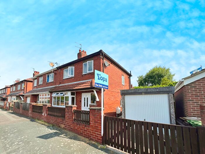 3 Bedroom Semi-Detached House For Sale In Lime Tree Avenue, Pontefract, WF8