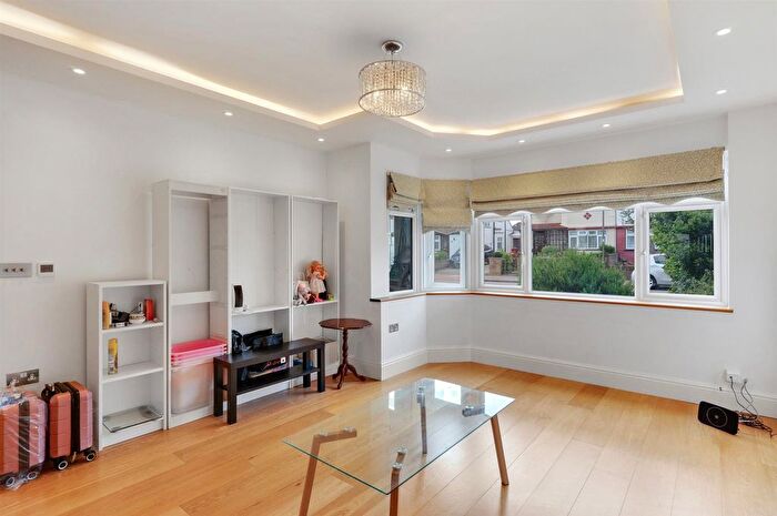 6 Bedroom Semi-Detached House To Rent In Sandringham Gardens, London, N12