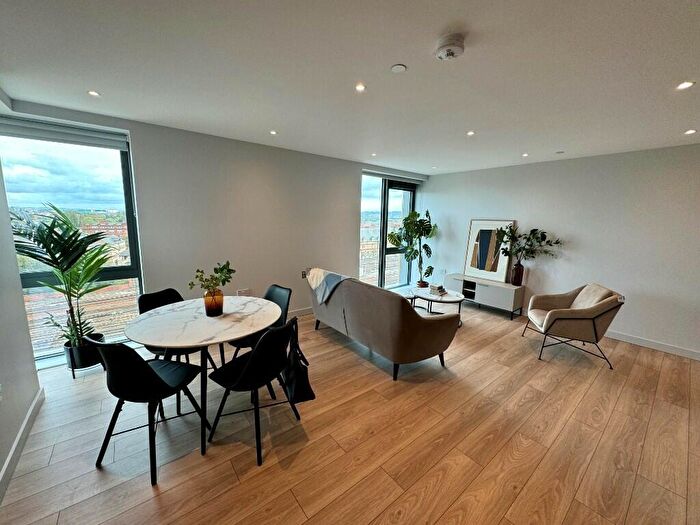 2 Bedroom Flat To Rent In Clyde Place, Glasgow, G5