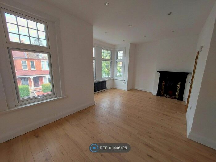 3 Bedroom Flat To Rent In Finchley, London, N3