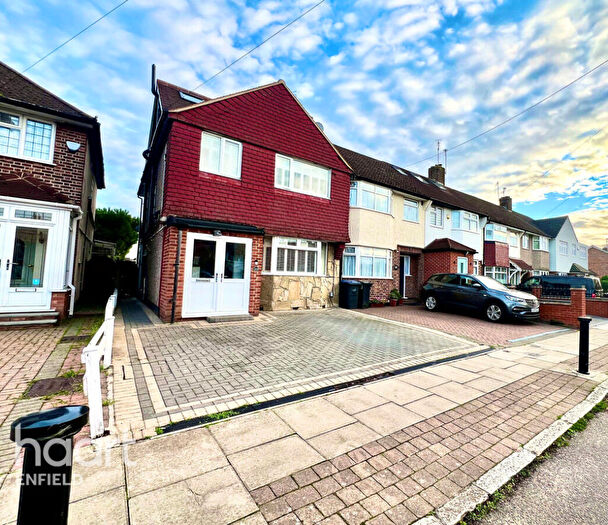 4 Bedroom Semi-Detached House For Sale In Baker Street, Enfield, EN1