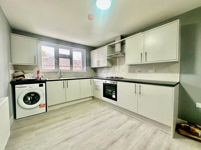 2 Bedroom Flat To Rent In Green Lane, Ilford, IG3