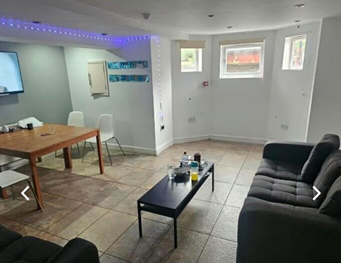 8 Bedroom Terraced House To Rent In Headingley Avenue, Leeds, West Yorkshire, LS6