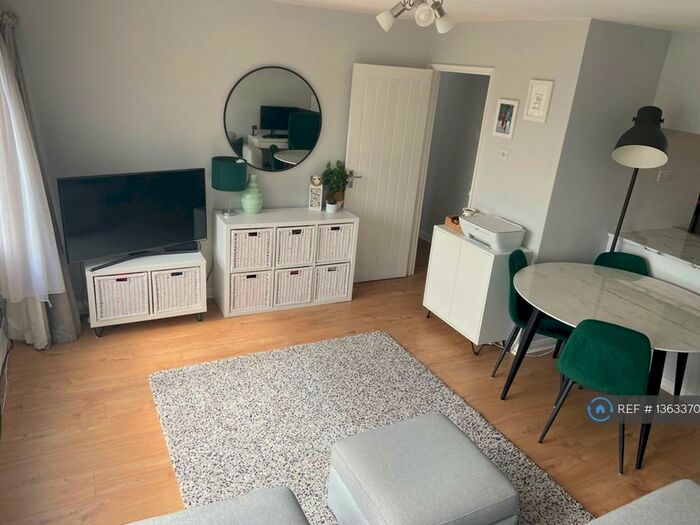 1 Bedroom Flat To Rent In Ravenswood Court, Woking, GU22