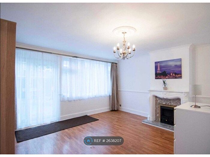 3 Bedroom Flat To Rent In Munster Village, London, SW6