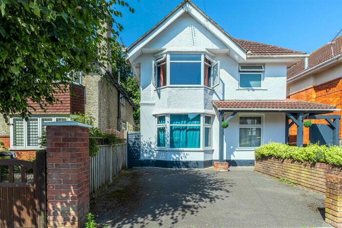 3 Bedroom Apartment To Rent In Seaward Avenue, Southbourne, BH6