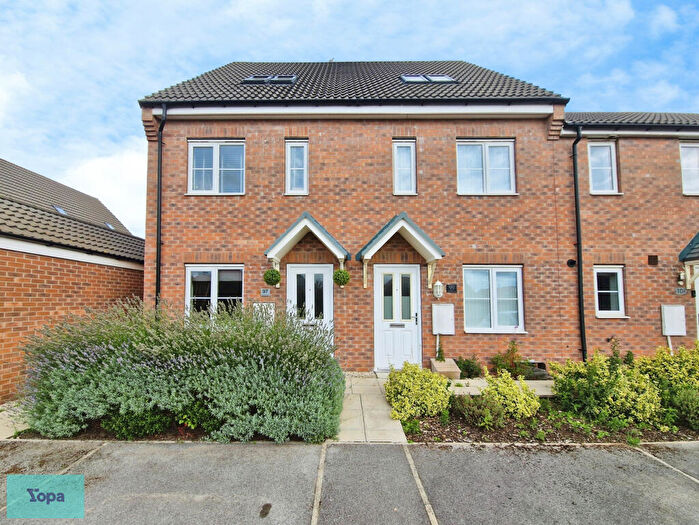 3 Bedroom Town House For Sale In Mirabelle Way, Harworth, Doncaster, DN11