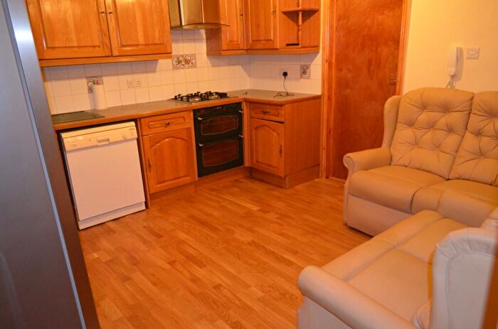 3 Bedroom Flat To Rent In Fox Lane, Palmers Green, N13