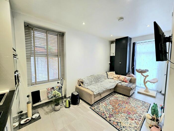 Studio To Rent In Archway Road, Highgate, N6
