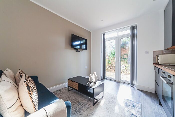 2 Bedroom Flat To Rent In Llanvanor Road, London, NW2