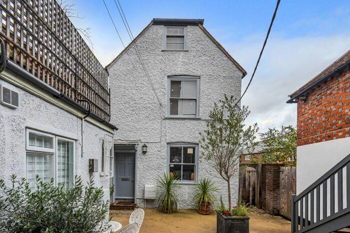 2 Bedroom Flat To Rent In High Street, Lymington, SO41