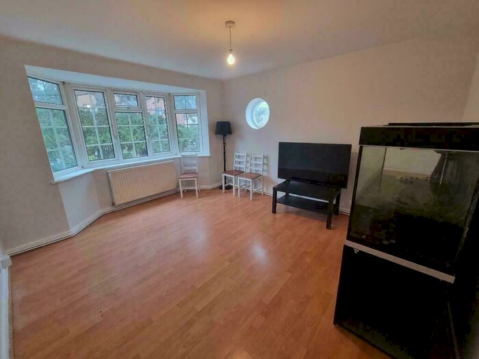 2 Bedroom Flat To Rent In Thicket Road, Sutton, Surrey, SM1