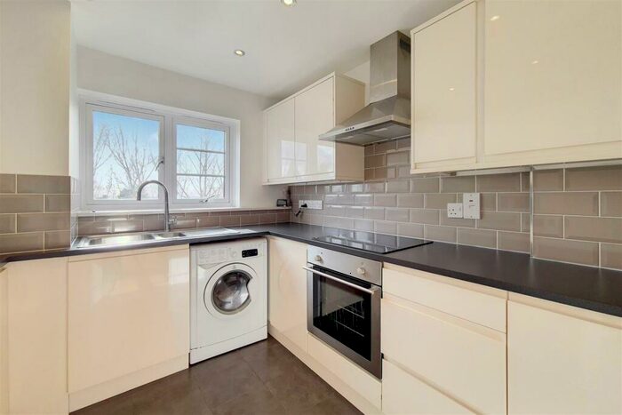 1 Bedroom Flat To Rent In Holly Lodge, Winchmore Hill, N21