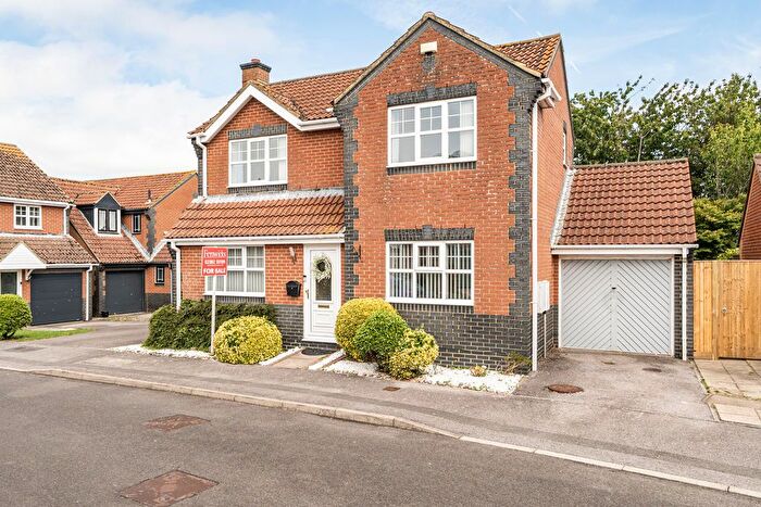 3 Bedroom Detached House For Sale In Fieldhouse Drive, Lee-On-The-Solent, PO13
