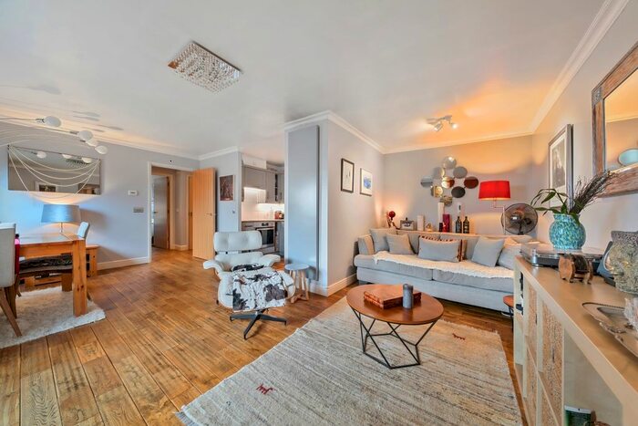 2 Bedroom Flat To Rent In Cline Road, London, N11