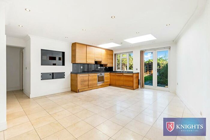 3 Bedroom Flat To Rent In Brunswick Park Road, New Southgate, London, N11