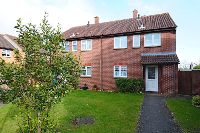 3 Bedroom Semi Detached House For Sale In Rochford Gardens, Bicester, Oxfordshire, OX26