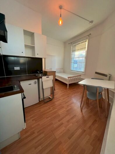 Apartment To Rent In High Road, London, N15