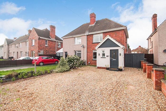 2 Bedroom Semi Detached House For Sale In Kilpin Close, Bedford, MK42