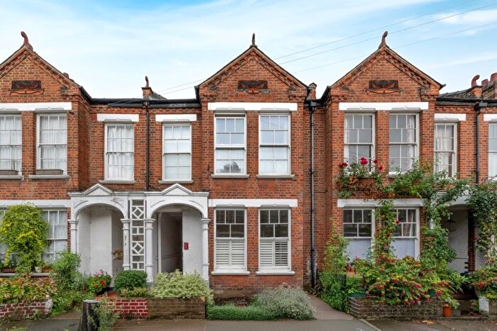 2 Bedroom Flat For Sale In North Avenue, Kew, Richmond, TW9