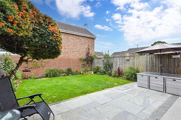 3 Bedroom Link Detached House For Sale In Weavers Close, Staplehurst, Kent, TN12