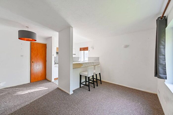 1 Bedroom Flat For Sale In Abbey Drive, Tooting, London, SW17