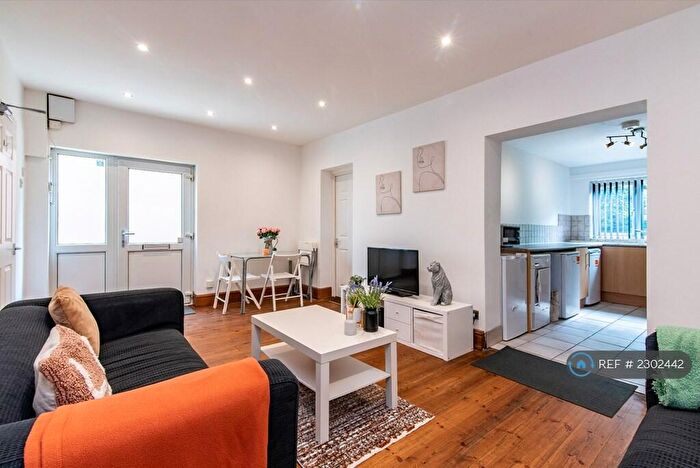 4 Bedroom Semi-Detached House To Rent In Beeston Road, Nottingham, NG7