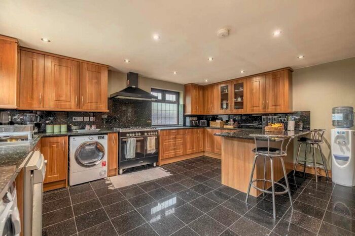 5 Bedroom Detached House For Sale In Stanwell Road, Horton, SL3