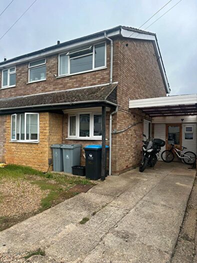 4 Bedroom Semi-Detached House To Rent In Abbey Road, Witney, OX28